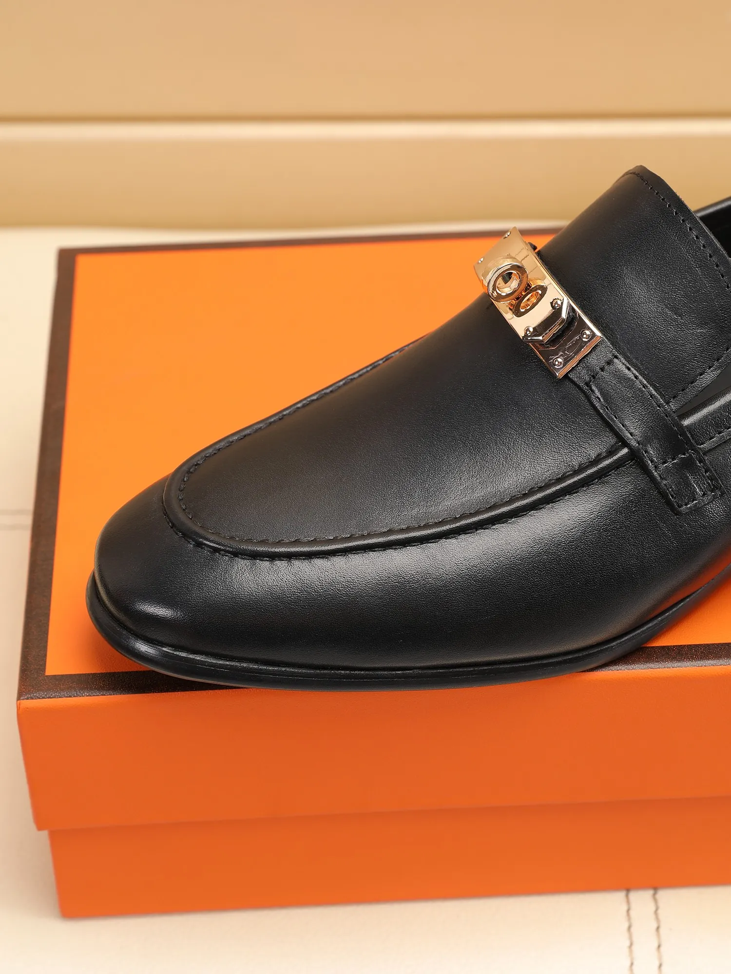 Factory price 440💶[HERMES] (cowhide lining)🍀Italian top luxury🍀He does not pursue novel styles and gorgeous colors, but attracts the favor of successful men with his flawless, elegant and classic style! This very, very comfortable, simple and stable style makes it easy to match any style! The pattern is absolutely 1:1 refined from the original case, and we strive for excellence in materials, imported cowhide + cowhide lining💪💪💪extraordinary texture👍! .Code number: 39 to 44 (38.4546 customized)